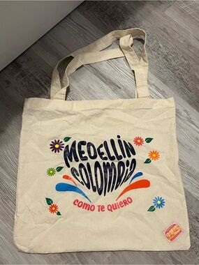 Medellin Colombia Cream Tote Bag - Como Te Quiero